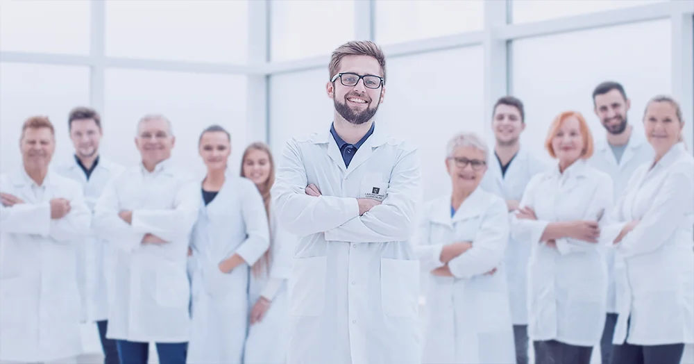 Équipe d’experts en contrôle qualité dans l’industrie cosmétique.