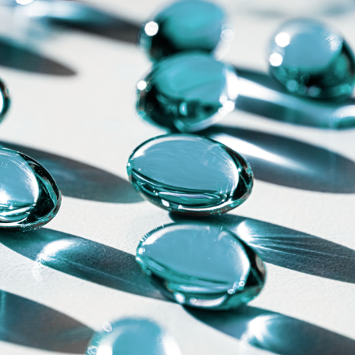 Laboratoire cosmétique Marrakech: Image de capsules de gel bleues, potentiellement pour des compléments alimentaires ou des sérums. Contactez notre laboratoire à Marrakech.
