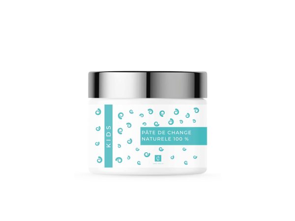 Pot de Pâte de Change 100 % naturelle de la gamme Kids, un soin protecteur pour bébé présenté dans un emballage blanc avec des motifs bleu ciel.